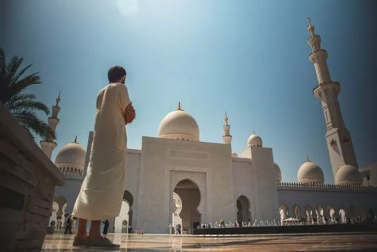 Masih Khawatir Sholat Berjamaah ketika Masjid Kembali Dibuka? Ini Hukumnya