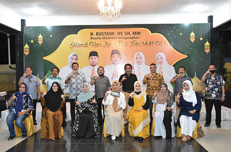 Sekda Riau H. Yan Prana Jaya Silaturahmi Idul Fitri ke Kediaman Plh. Bupati Bengkalis