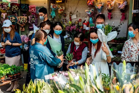 WHO Tetapkan Lansia di Atas 60 Tahun Wajib Kenakan Masker Medis