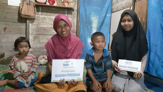 Hampir Putus Sekolah, Yosy Bersyukur Terima Bantuan Pendidikan Dari Rumah Yatim