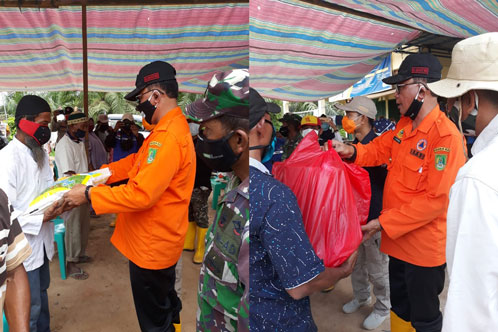 Terobos dengan Pompong, Bupati Suyatno Serahkan Bantuan Sembako 100 KK Korban Banjir