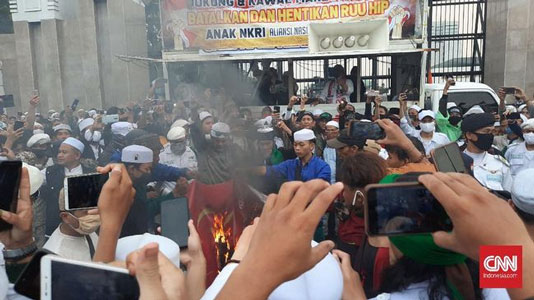 Aksi Bakar Bendera PDIP saat Demo Tolak RUU HIP