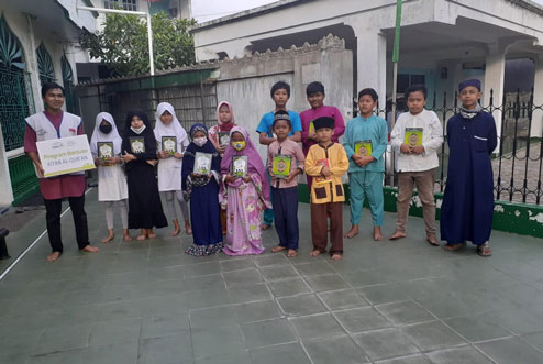 Dukung Generasi Cinta Alquran, Rumah Yatim Salurkan Kitab Suci di MDTA Al Ikhlas