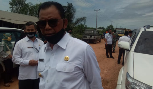 Bupati Rohil Suyatno Tinjau Perbaikan Jalan Sinaboi-Dumai