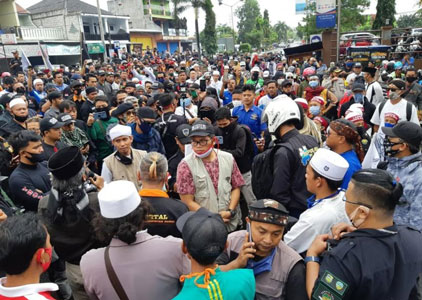 `Denny Siregar Hina Pesantren dan Santri`