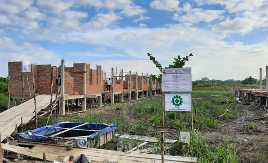 Bupati Suyatno Tinjau Progres Pengerjaan 30 Unit RLH Nelayan Kampung KPL