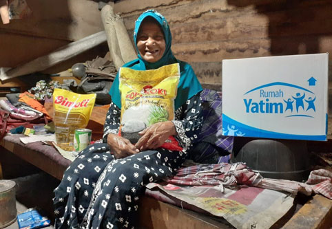 Demi Mencukupi Kebutuhan, Lansia Ini Harus Berjalan Kaki Sejauh 10 KM Untuk Mencari Buah Pinang