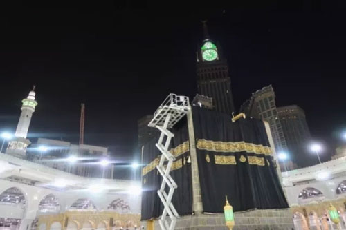 Hujan Mengiringi Penggantian Kain Kiswah Penutup Kakbah