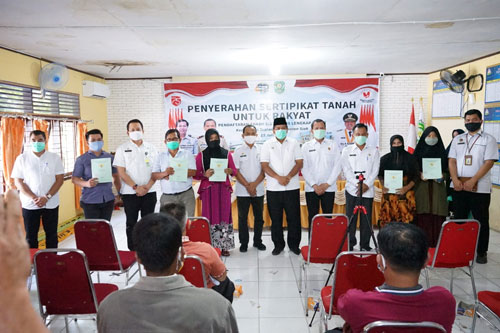 Serahkan 1.281 Sertifikat PTSL, ini Pesan Bupati Kepada Masyarakat