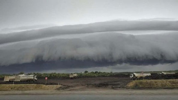Kepanikan Warga Saksikan Awan Bak Tsunami di Langit Aceh