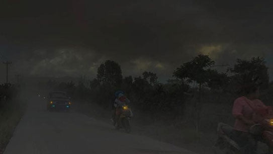Sinabung Erupsi, Satu Kecamatan Gelap Gulita Tertutup Abu