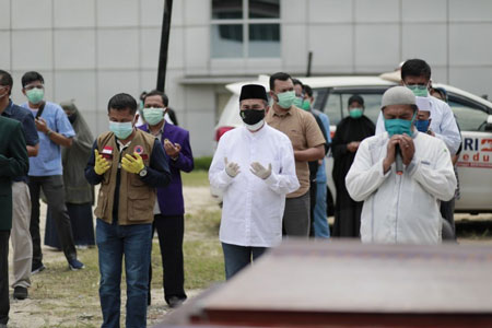 Lepas Jenazah Dokter Oki, Gubri: Almarhum Rajin dan Pekerja Keras