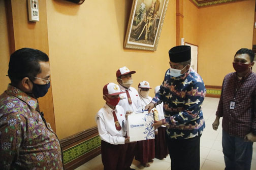 Bupati Alfedri Serahkan Beasiswa Pendidikan dari BRI Cabang Siak