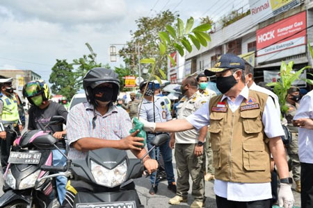 Disiplin Gunakan Masker, Gubernur Riau Kasih Warga Sail Tanaman Buah Produktif