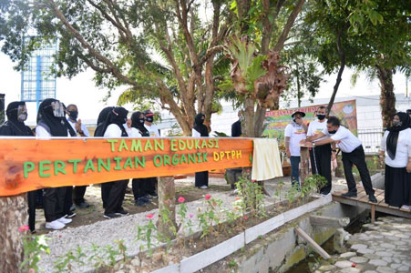 Gubri Resmikan Taman Edukasi Pertanian Organik DPTPH
