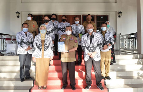 Berikan Kontribusi Berskala Nasional, Gubri Apresiasi Guru di Riau Buat Aplikasi `Bantu Guru`