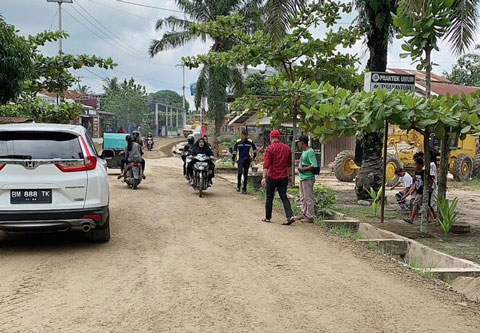 Jalan Kepenghuluan Lubuk Jawi Sudah Diperbaiki Base dan Mulus, Warga Apresiasi Pemkab Rohil