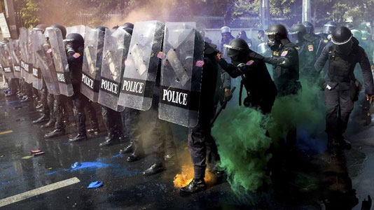 Demo Thailand Rusuh Lagi, Polisi Tembakkan Gas Air Mata
