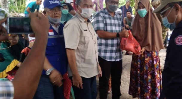Pemkab Rohil Serahkan Bantuan Sembako Bagi Warga Korban Banjir di Kepenghuluan Sedinginan Tanah Putih