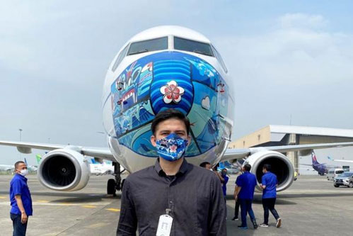 Viral Desain Masker Jailani Putra Riau Terpampang di Pesawat Garuda Indonesia