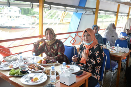Jajal Kapal Wisata Quantung Cruise, DWP Riau Telusur Sungai Siak Sambil Promosikan Pariwisata
