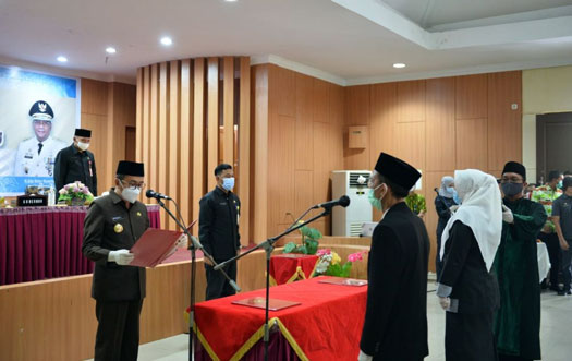 Gubri Lantik 75 Kepala Sekolah SMA/SMK/SLB Negeri se-Provinsi Riau