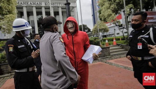 Jokowi Teken UU Ciptaker, Ada Kejanggalan di Pasal 6