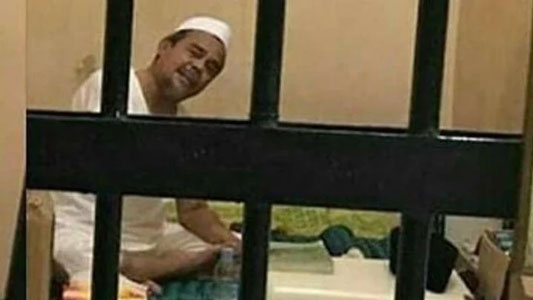 Penampakan Habib Rizieq Tersenyum dari Dalam Sel Polda Metro Jaya