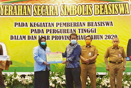 Sekdaprov Serahkan Beasiswa Berprestasi Bagi 4.104 Mahasiswa se Riau