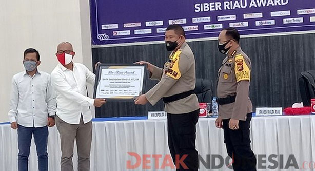 Kapolda Riau Irjen Pol Agung Setya Imam Effendi Terima Penghargaan Siber Riau Award
