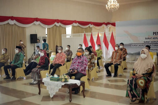 Dihadiri Wagubri, Presiden Jokowi Serahkan SK TORA dan SK Hutan Adat Se-Indonesia