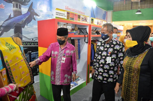 Plh Sekdaprov Riau Kenalkan Batik Asli Riau
