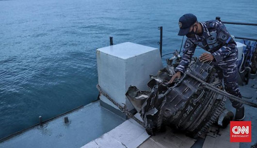 Turbin Pesawat Sriwijaya Air SJ 182 Dievakuasi KRI Cucut