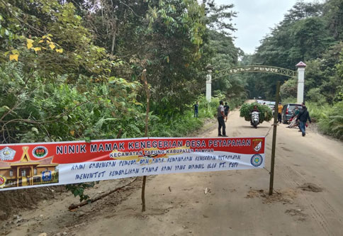 Tuntut Sisa Lahan Tak Direspon, Masyarakat Petapahan Tutup Jalan Keluar Kayu PT PSPI