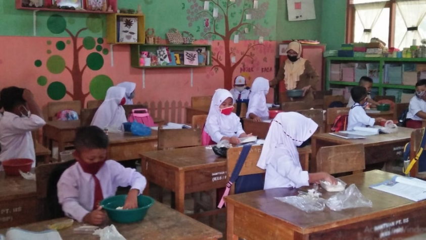 Puluhan Siswa Masih Daring, SDN 005 Gunung Sahilan Laksanakan PTM dengan Prokes Ketat
