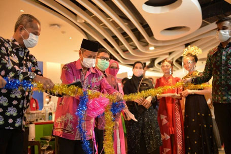 Plh Sekdaprov Riau Resmikan Gerai UMKM Aspekraf di Mall SKA
