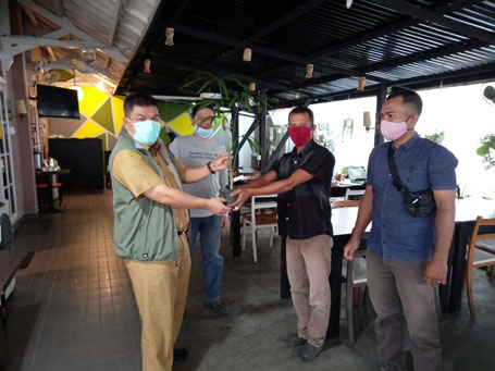 Kepala DLHK Riau Terima Bibit Tanaman Endemik Sebagai Hantaran Undangan dari KTH Bukik Ijau