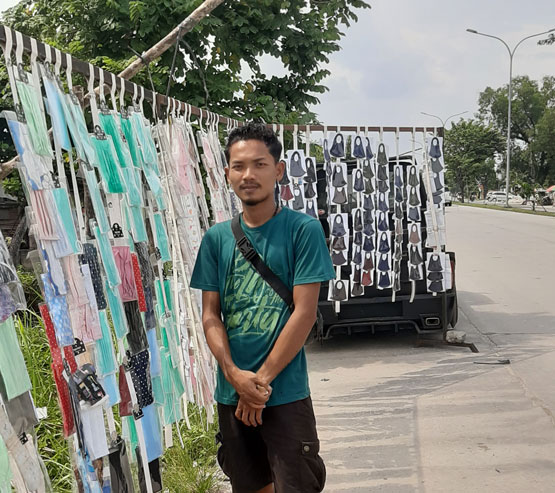 Pedagang Masker: "Meski Saya Sekeluarga Makan Dari Berjualan Masker, Namun Berharap Pandemi Cepat Berlalu"
