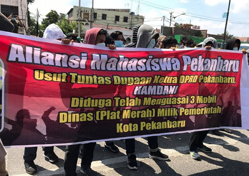 Kali Ketiga Mahasiswa Geruduk Kantor Kejari, Minta Kasus Mobnas Ketua DPRD Pekanbaru Diusut Tuntas