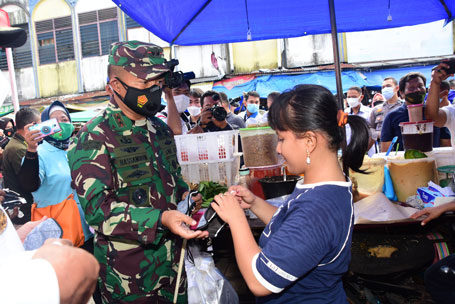 Didampingi Danrem, Pangdam I/BB Bersama Kapolda, Gubernur Riau Bagi-bagi Masker dan Beras