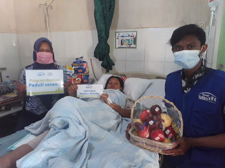 Bantuan Peduli Sesama Rumah Yatim untuk Mutiara, Korban Lakalantas di Pekanbaru