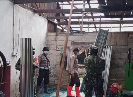 Hujan Deras Disertai Angin Kencang di Rohul, TNI Polri Bantu Warga