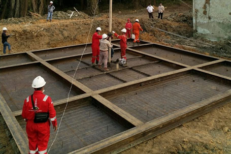 Di Atas Lubang Semburan Gas Ponpes Al Ihsan Sudah Ditutup Pelat Besi