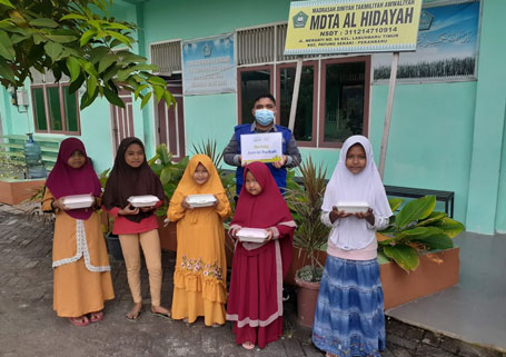 Anak Asuh Rumah Yatim Riau Berbagi Makanan Siap Saji Untuk Anak Yatim Dhuafa Lainnya