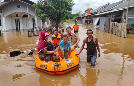 Petugas BPBD Turunkan Perahu Evakuasi Bantu Warga Terjebak Banjir Bukit Raya