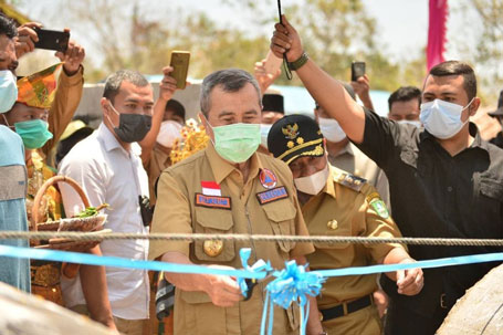 Gubri Hadiri Peletakan Batu Pemecah Gelombang Kearifan Lokal
