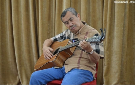 Sambil Memetik Gitar, Gubri Syamsuar Ucapkan Selamat Hari Musik Nasional