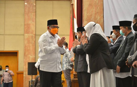 Resmi Dikukuhkan, Wagubri: Selamat Bekerja Pengurus MUI Riau 2020-2025