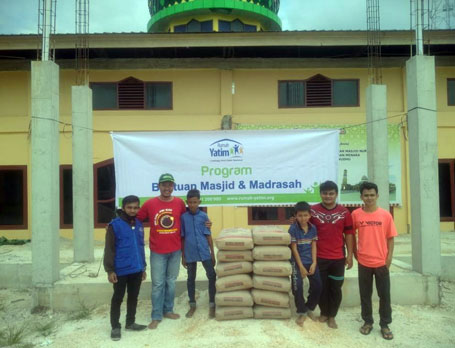 Rumah Yatim Berikan Bantuan untuk Pembangunan Masjid Nurul Huda Riau