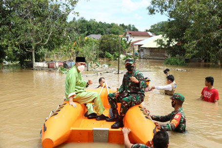 Gubri dan Danrem 031/WB Tinjau Puluhan Rumah Terendam Banjir di Tangkerang Utara
